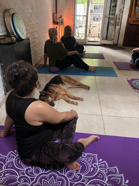 Alumnas compartiendo una clase de yoga