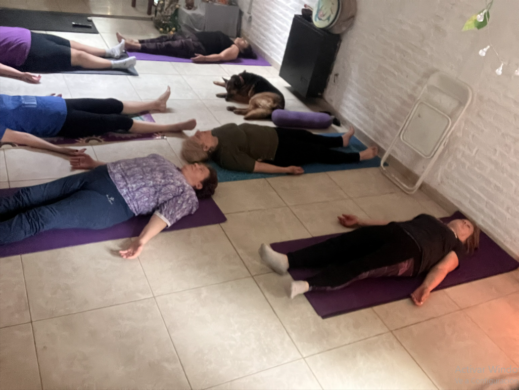 Grupo compartiendo una relajación durante una clase de yoga