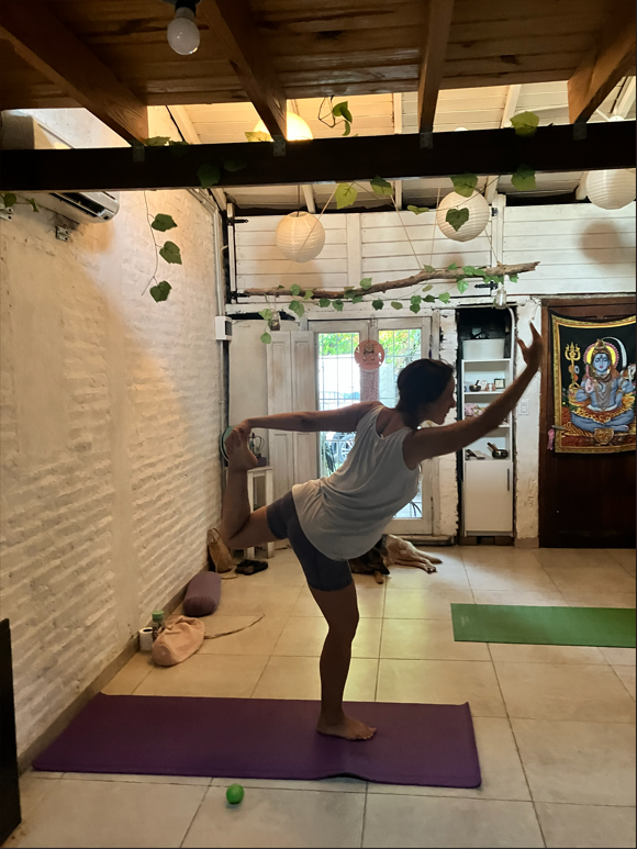 Práctica de yoga en la sala de Sankalpa